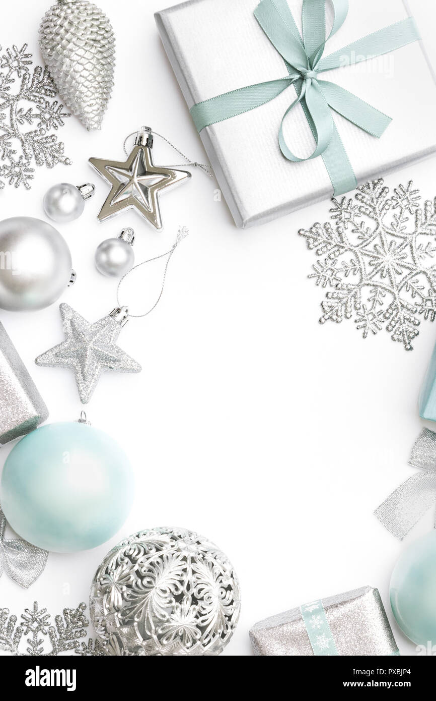 Argento e blu pastello regali di Natale, ornamenti e decorazioni isolati su  sfondo bianco. Avvolgere le scatole di Natale, Natale ornamenti e baubles.  C Foto stock - Alamy