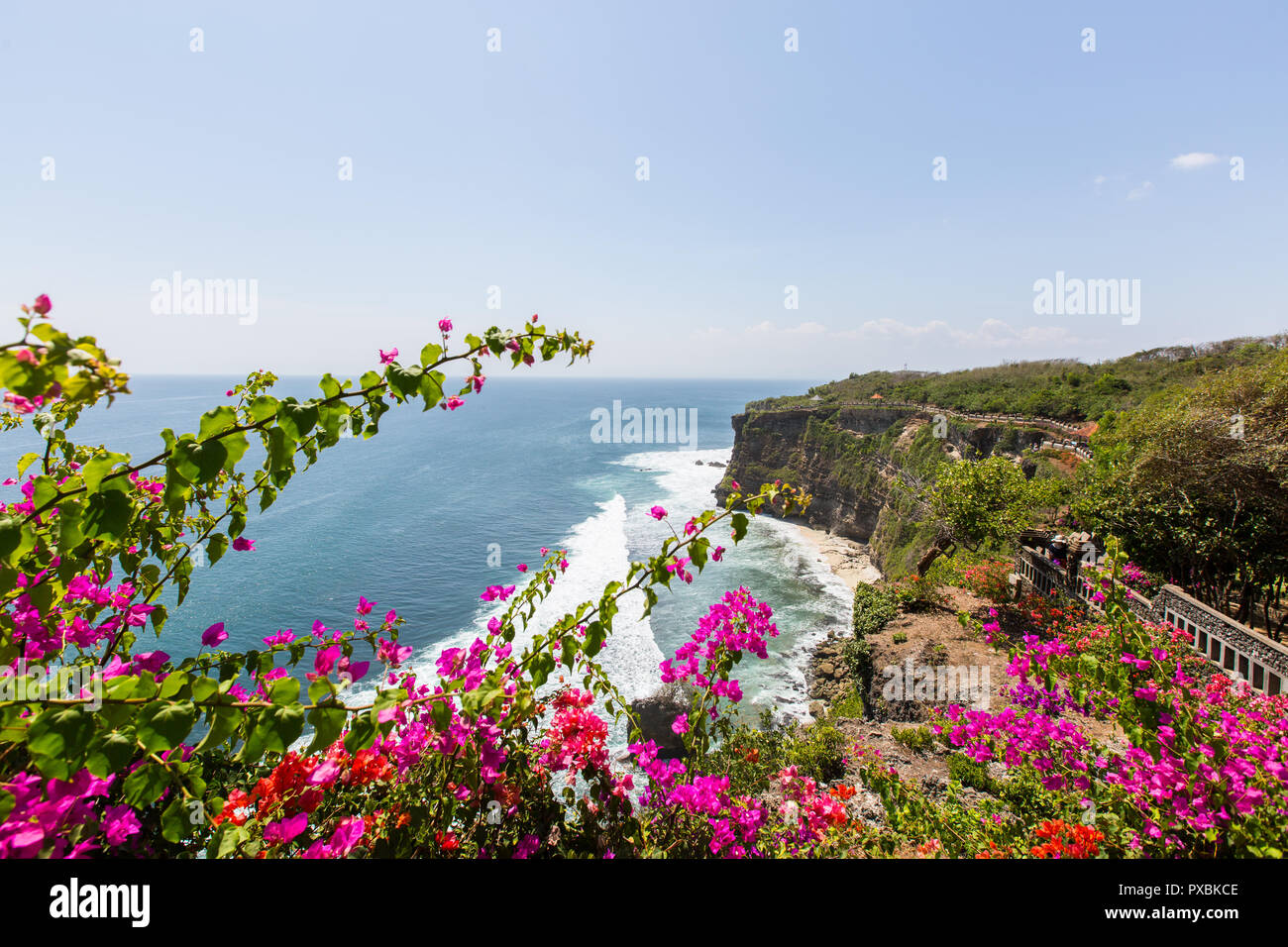 Il Tempio di Uluwatu offre una delle piu' panoramiche vedute panoramiche del paesaggio collinare di Bali, Indonesia Foto Stock