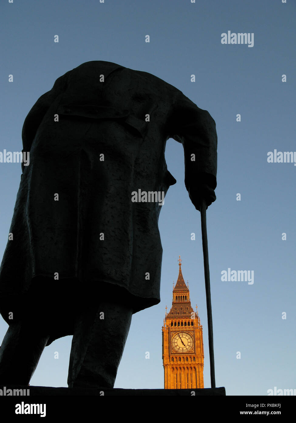 Silhouette di Winston Churchill della statua con il Big Ben in distanza. Foto Stock