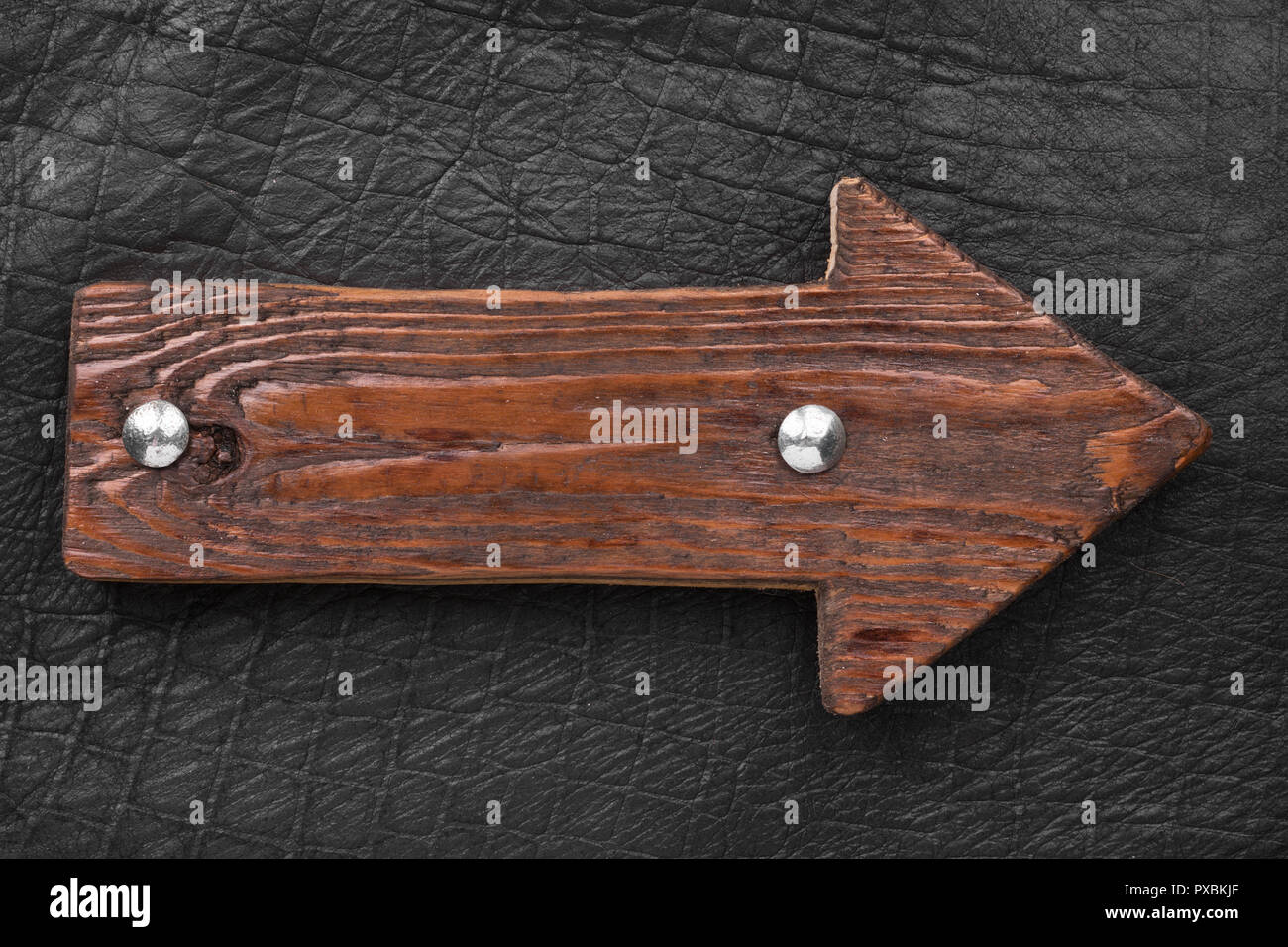 Freccia di legno, il puntatore fatta di schede con bulloni. Vuoto cartello in legno. Vista superiore Foto Stock