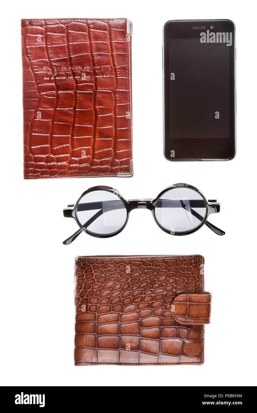 Passaporto, telefono, occhiali e portafoglio marrone, isolato su sfondo bianco. Accessori Foto Stock