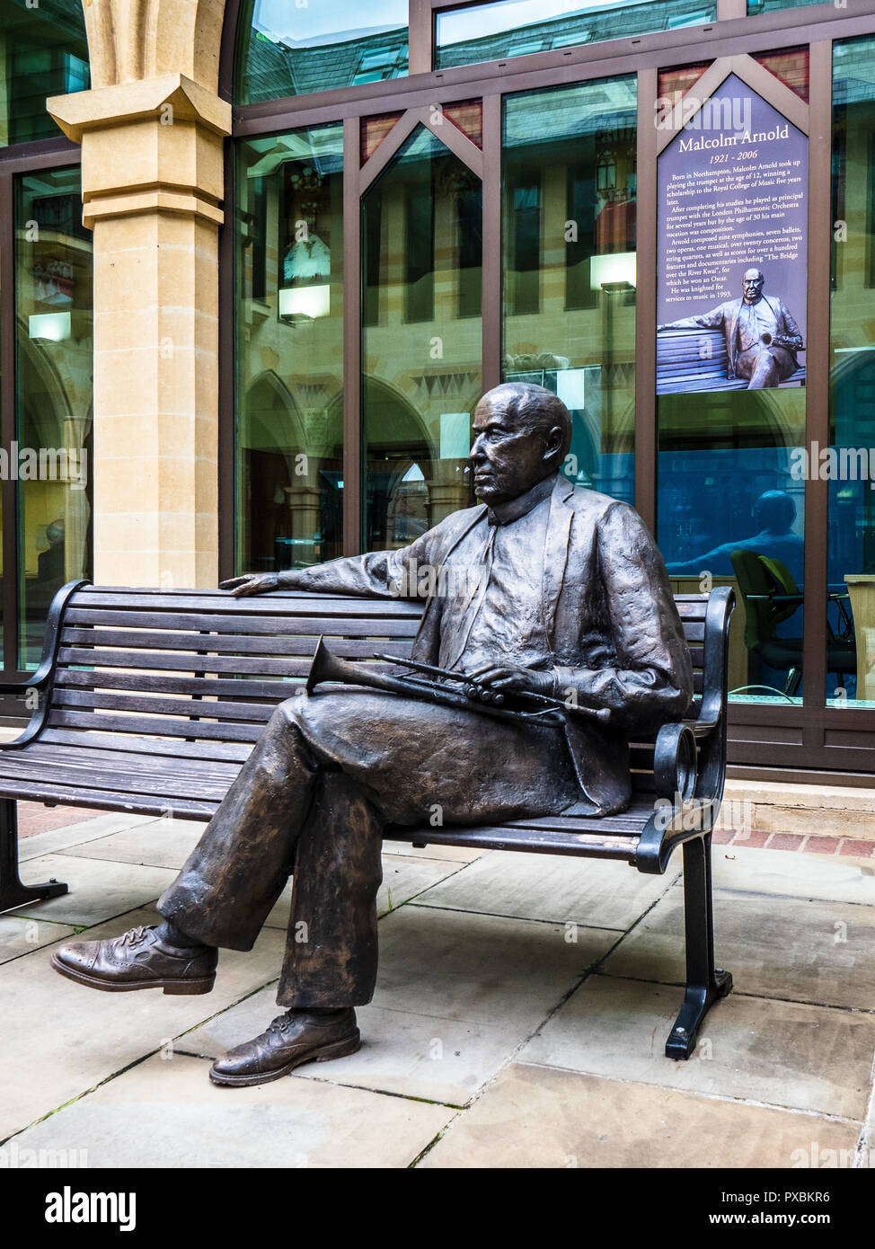 Malcolm Arnold statua - Statua di theNorthampton compositore nato a Northampton Guildhall - scultore Richard Austin Foto Stock