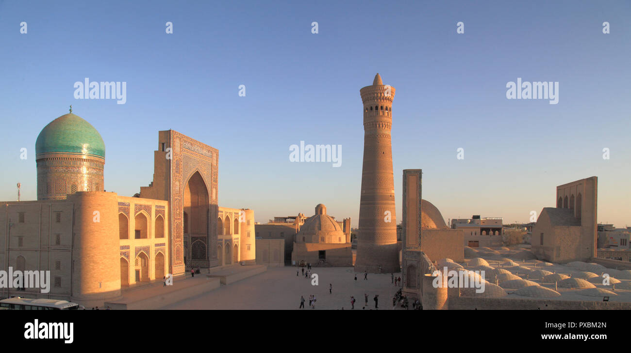 Uzbekistan; Bukhara; skyline, Mir-i-Arab madrasa, minareto Kalon, Foto Stock