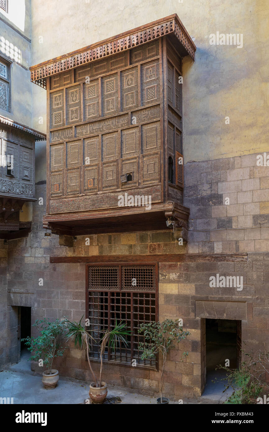 Facciata di Zeinab Khatoun casa storica con Mamluk era stile finestra oriel coperti da interlacciato a griglia in legno (Mashrabiya), il Cairo, Egitto Foto Stock