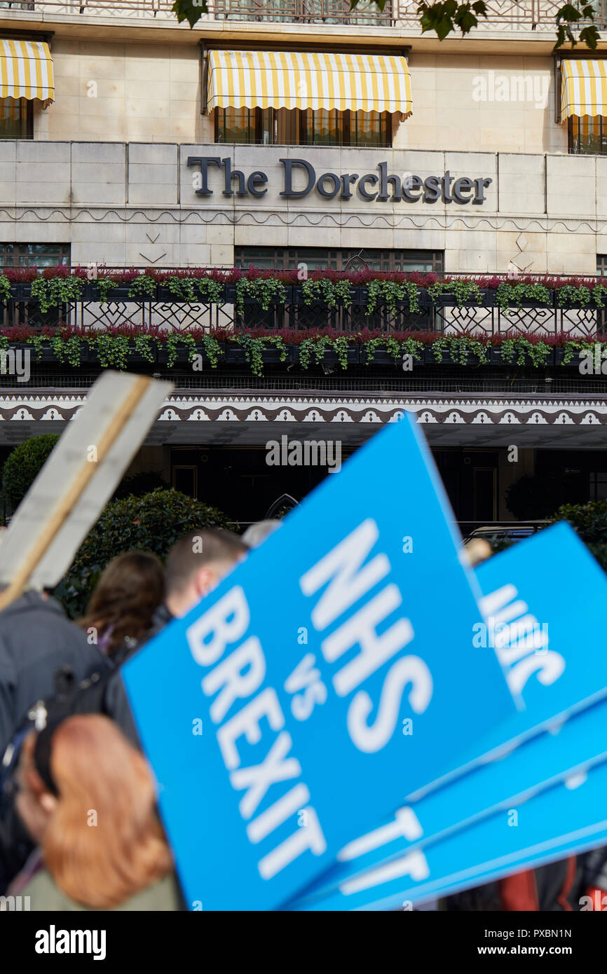 Londra, Regno Unito. Xx oct, 2018. Banner essendo acrried davanti al Dorchester hotel su Park Lane prima del voto popolare marzo. Credito: Kevin J. Frost/Alamy Live News Foto Stock