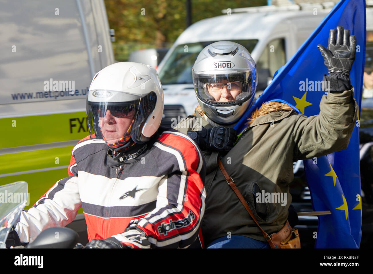 Londra, Regno Unito. Xx oct, 2018. I manifestanti arriva in bicicletta per la raccolta al di fuori del voto popolare marzo Credito: Kevin J. Frost/Alamy Live News Foto Stock