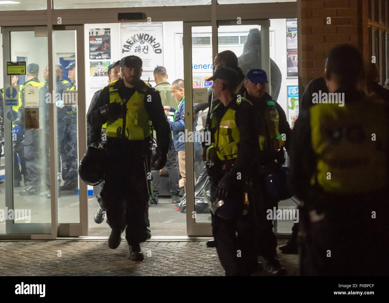 Brentwood Essex, xx ottobre 2018 grandi disordini scoppiati a un professionista incontro di pugilato presso il centro di Brentwood, Essex. Grandi numeri di Essex police in riot gear sono stati implementati entrambi all'interno e al di fuori dell'evento. Credit Ian Davidson/Alamy Live News Foto Stock