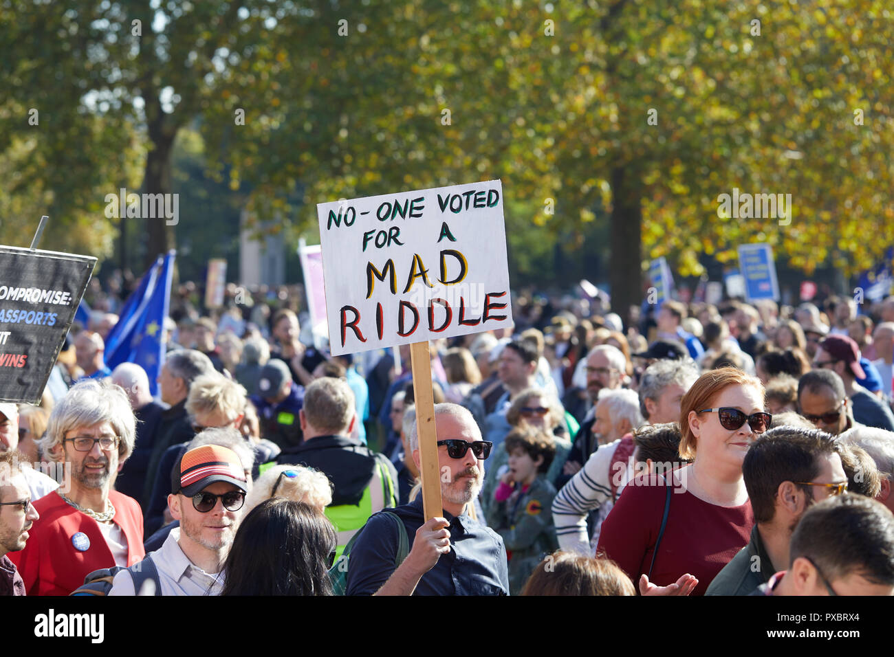 Londra, Regno Unito. Xx oct, 2018. Una targhetta detenute aloft al voto popolare marzo attraverso il centro di Londra. Credito: Kevin J. Frost/Alamy Live News Foto Stock