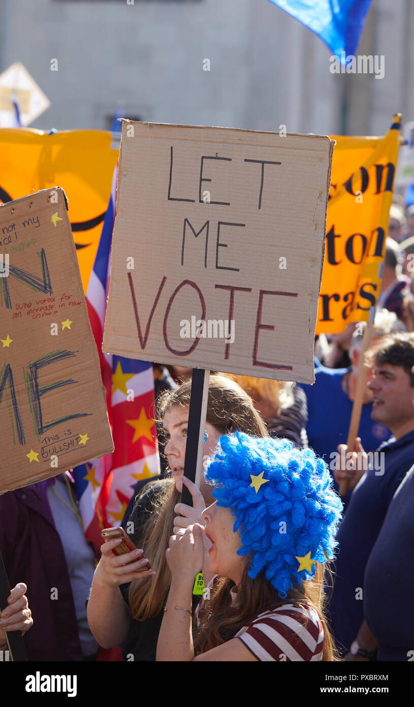 Londra, Regno Unito. Xx oct, 2018. Una targhetta detenute aloft al voto popolare marzo attraverso il centro di Londra. Credito: Kevin J. Frost/Alamy Live News Foto Stock