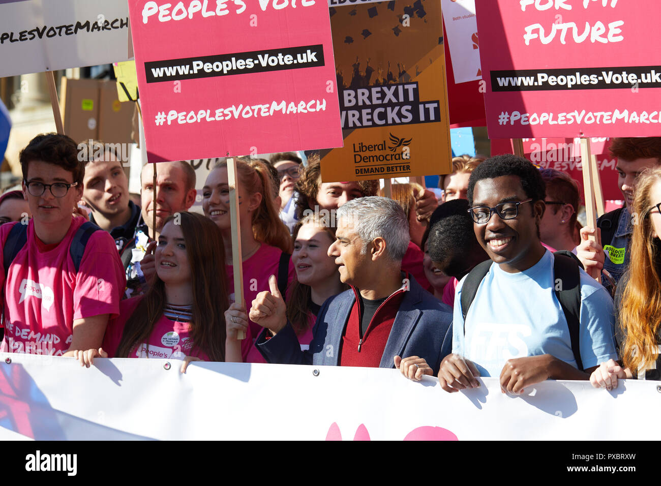 Londra, Regno Unito. Xx oct, 2018. Il sindaco di Londra Sadiq Khan con i giovani elettori al voto popolare marzo attraverso il centro di Londra. Credito: Kevin J. Frost/Alamy Live News Foto Stock