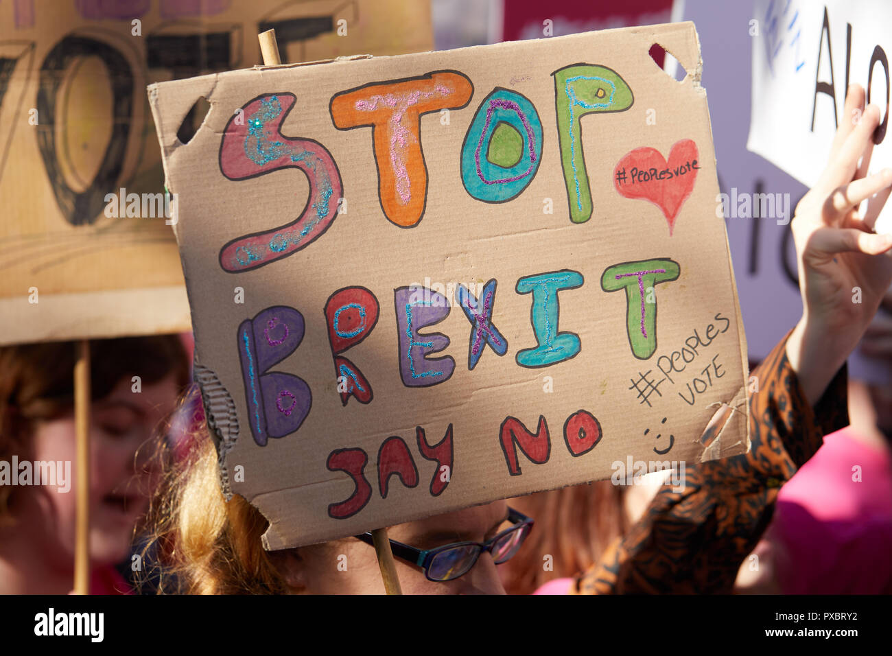 Londra, Regno Unito. Xx oct, 2018. Una targhetta detenute aloft al voto popolare marzo attraverso il centro di Londra. Credito: Kevin J. Frost/Alamy Live News Foto Stock