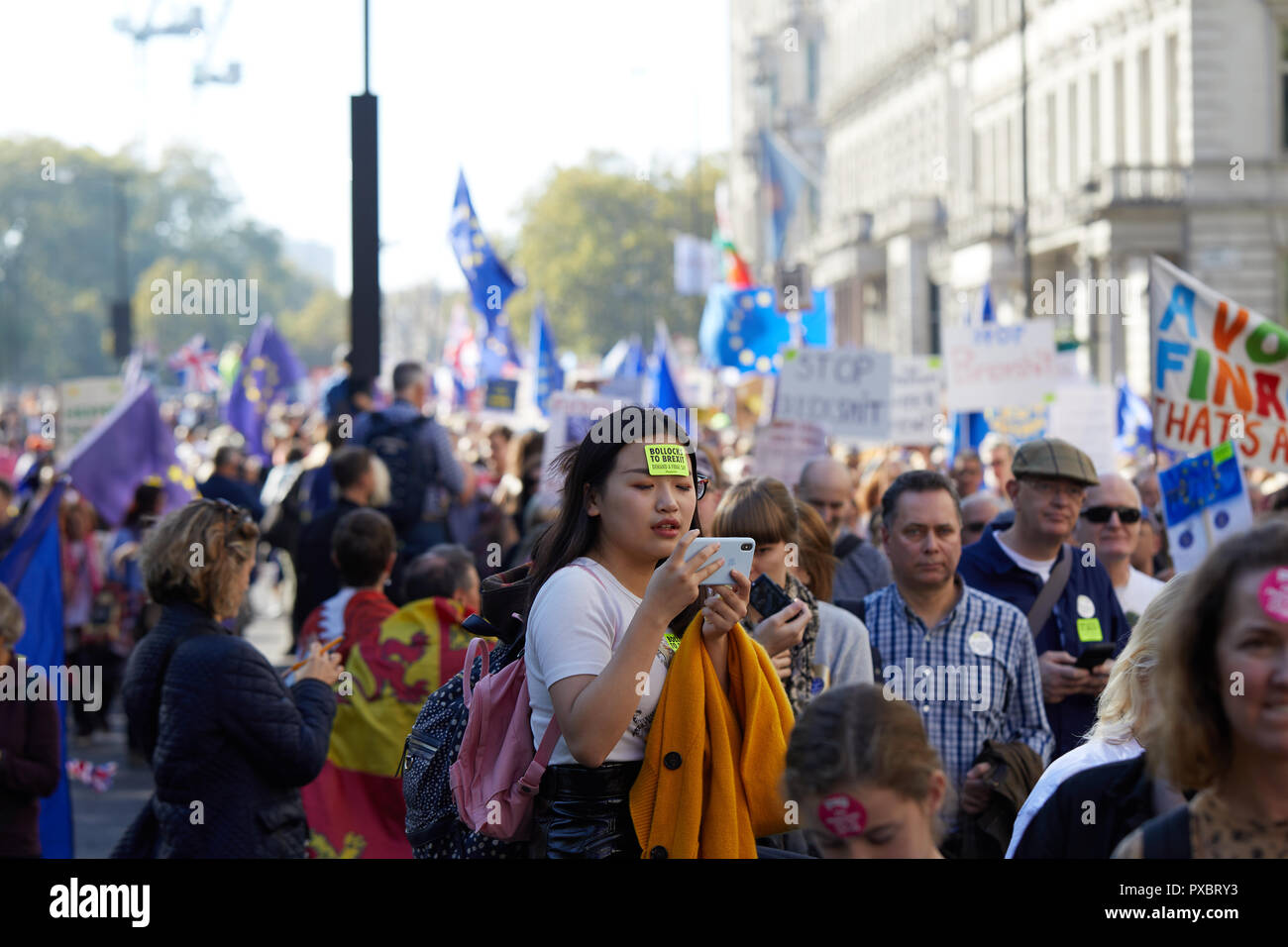 Londra, Regno Unito. Xx oct, 2018. Un manifestanti Arresti per selfies sul voto popolare marzo attraverso il centro di Londra. Credito: Kevin J. Frost/Alamy Live News Foto Stock