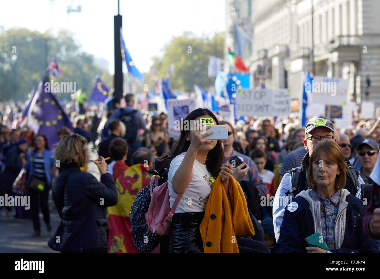 Londra, Regno Unito. Xx oct, 2018. Un manifestanti Arresti per selfies sul voto popolare marzo attraverso il centro di Londra. Credito: Kevin J. Frost/Alamy Live News Foto Stock