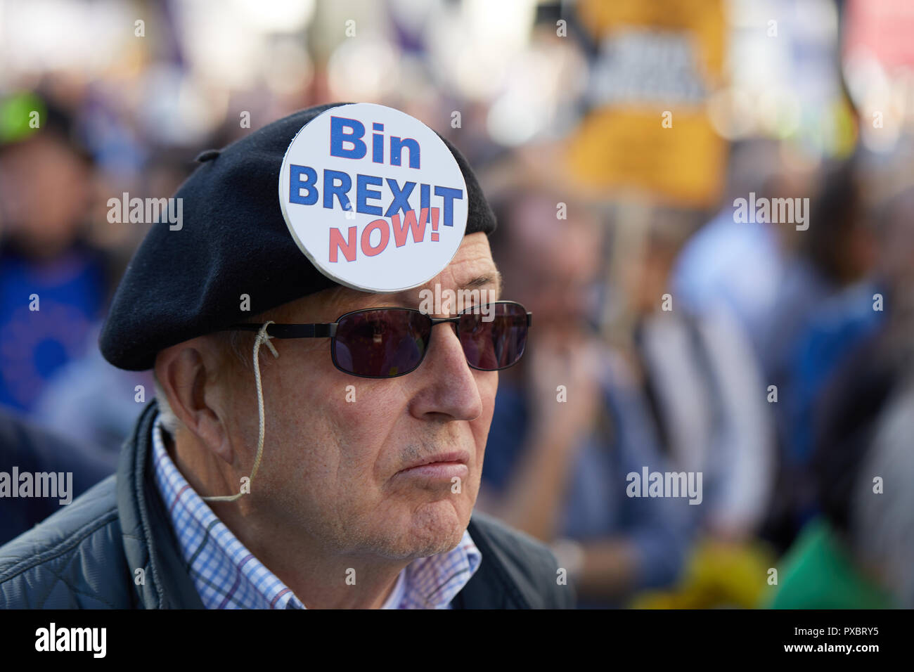 Londra, Regno Unito. Xx oct, 2018. Un protestor con un "Bin Brexit ora' monogramma sul voto popolare marzo attraverso il centro di Londra. Credito: Kevin J. Frost/Alamy Live News Foto Stock
