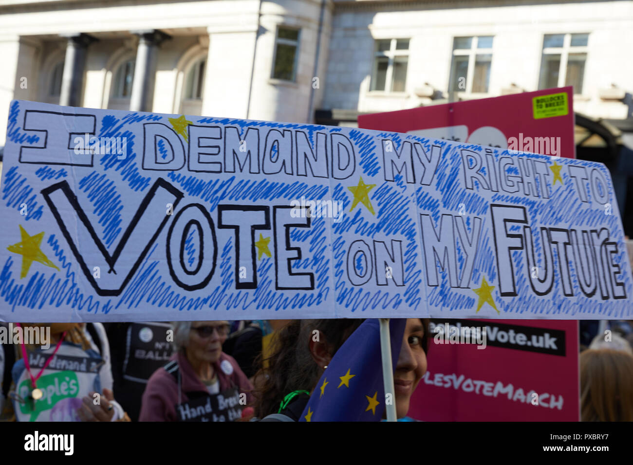 Londra, Regno Unito. Xx oct, 2018. Una targhetta detenute aloft al voto popolare marzo attraverso il centro di Londra. Credito: Kevin J. Frost/Alamy Live News Foto Stock