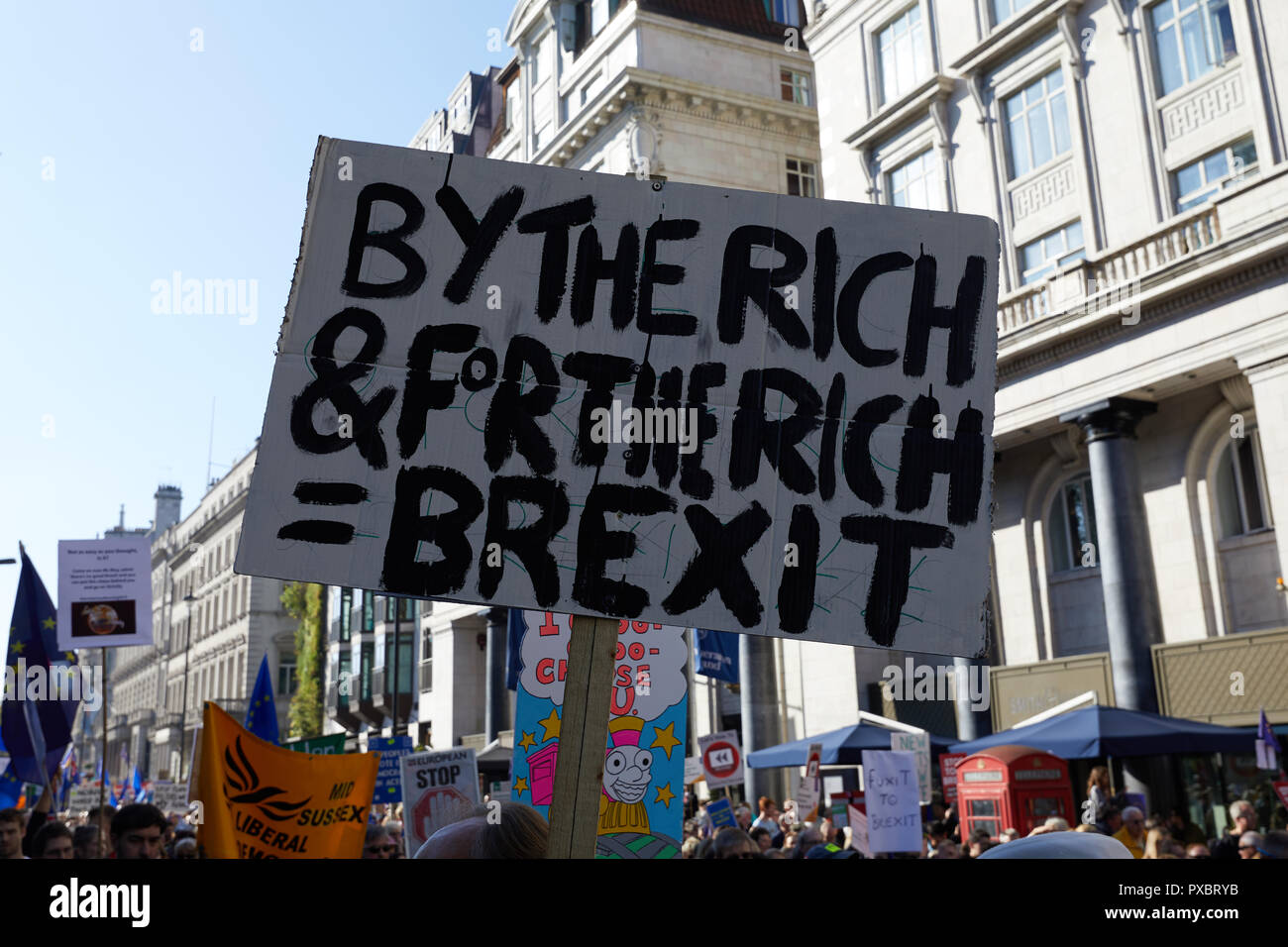 Londra, Regno Unito. Xx oct, 2018. Una targhetta detenute aloft al voto popolare marzo attraverso il centro di Londra. Credito: Kevin J. Frost/Alamy Live News Foto Stock