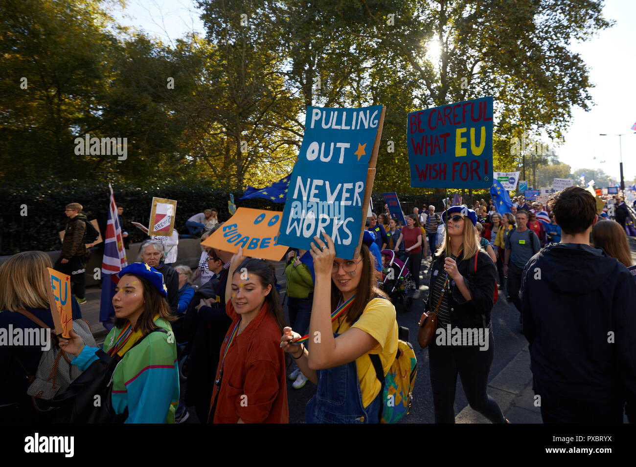 Londra, Regno Unito. Xx oct, 2018. Una targhetta detenute aloft al voto popolare marzo attraverso il centro di Londra. Credito: Kevin J. Frost/Alamy Live News Foto Stock