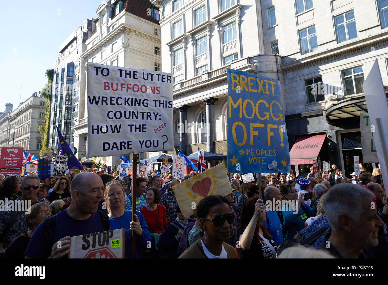 Londra, Regno Unito. Xx oct, 2018. Una targhetta detenute aloft al voto popolare marzo attraverso il centro di Londra. Credito: Kevin J. Frost/Alamy Live News Foto Stock