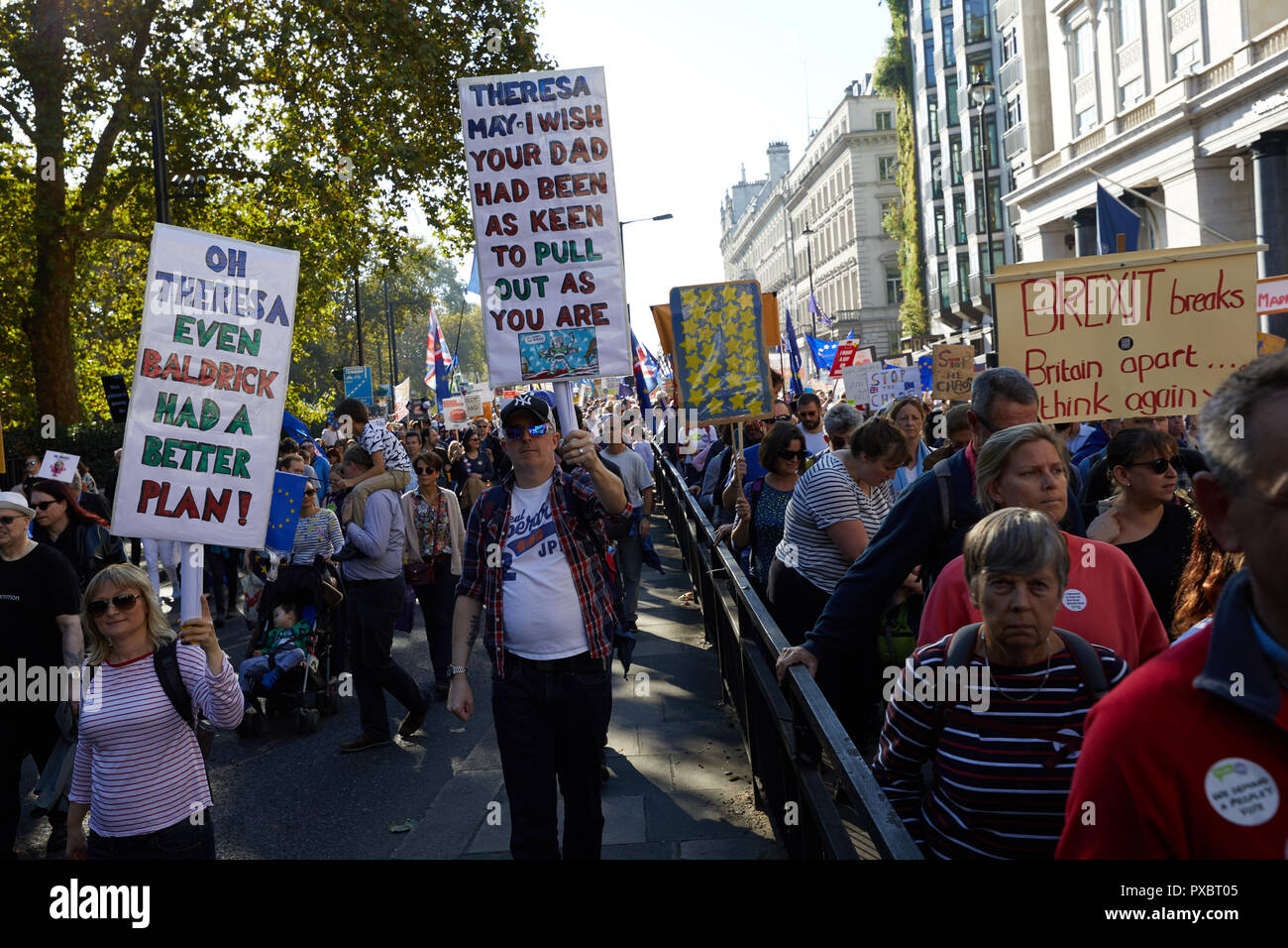 Londra, Regno Unito. Xx oct, 2018. Una targhetta detenute aloft al voto popolare marzo attraverso il centro di Londra. Credito: Kevin J. Frost/Alamy Live News Foto Stock