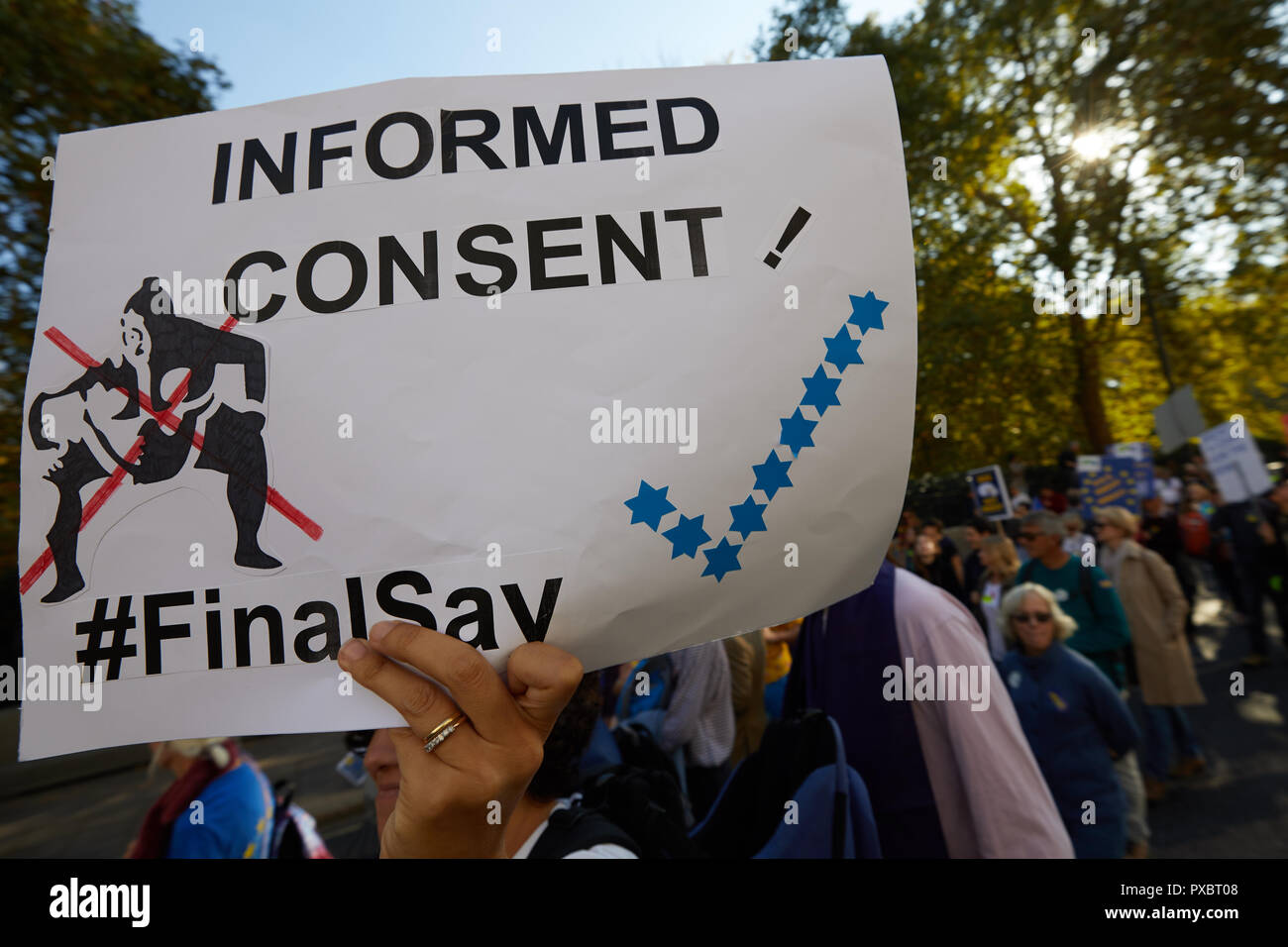 Londra, Regno Unito. Xx oct, 2018. Una targhetta dicendo "Consenso Infomred' viene mantenuto aloft al voto popolare marzo. Credito: Kevin J. Frost/Alamy Live News Foto Stock