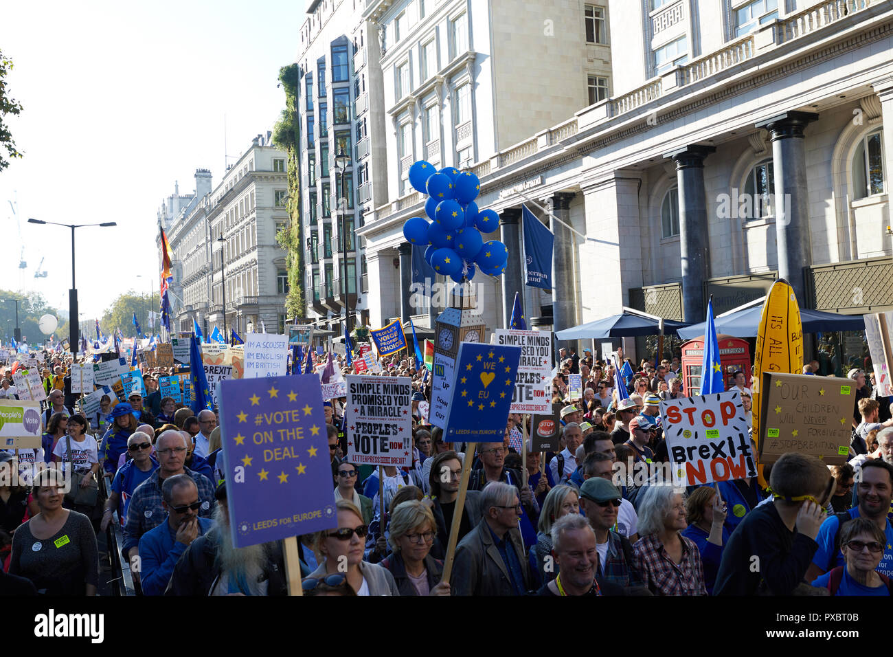 Londra, Regno Unito. Xx oct, 2018. Cartelloni detenute aloft al voto popolare marzo attraverso il centro di Londra. Credito: Kevin J. Frost/Alamy Live News Foto Stock