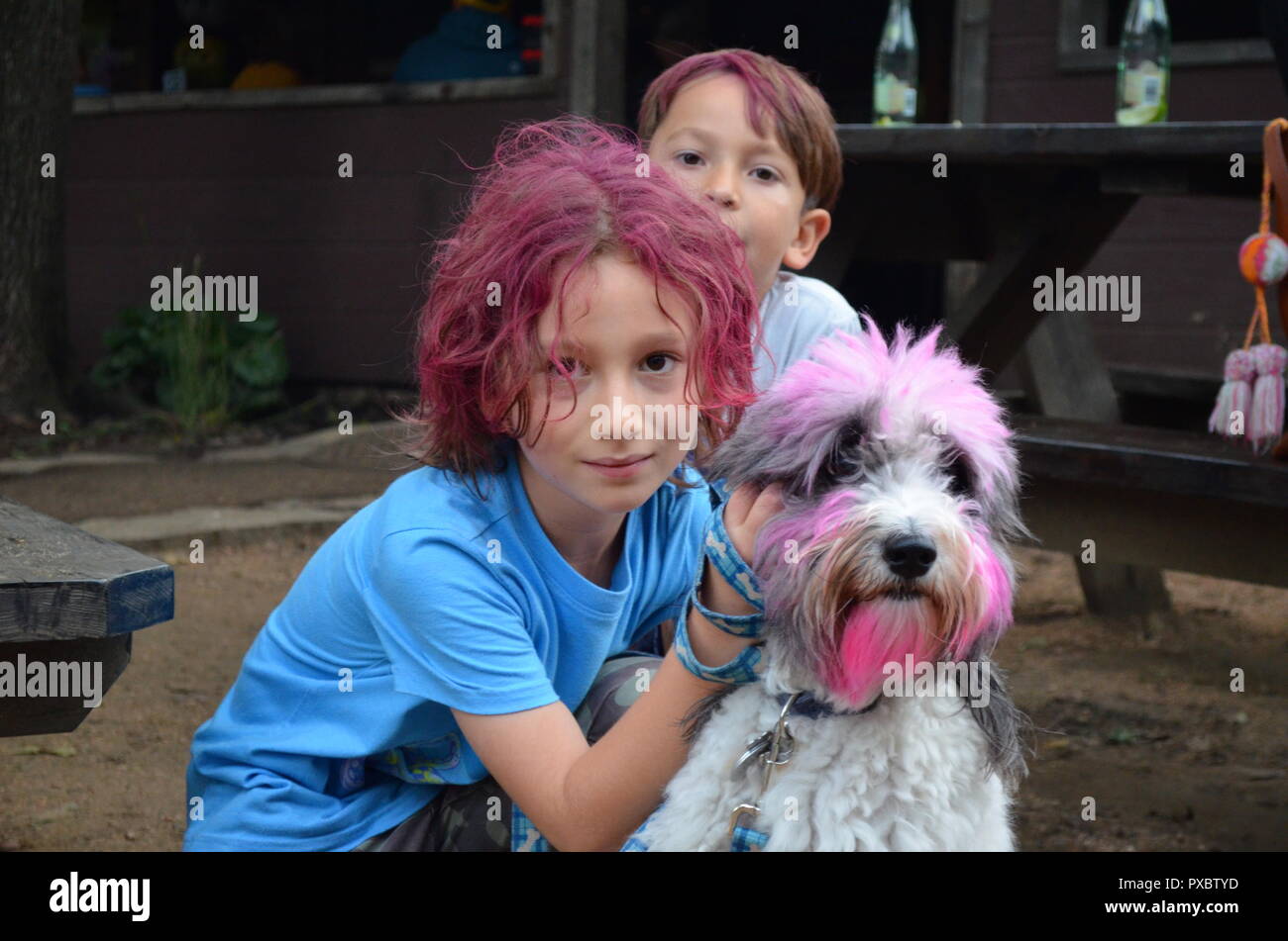 Austin, TX, Stati Uniti d'America. Xx oct, 2018. Sigi poseses con Shai e Jackson al festival. La Austin capelli facciali Club e il piccolo Darlin' alleata a mettere su il quinto annuale cane di barba e baffi la concorrenza per aumentare i finanziamenti e la consapevolezza per il bullo Ranch, un rifugio per pit bull e pit bull cani di tipo dove possono ricevere la riabilitazione, formazione e diventa infine valutati i membri di un amorevole famiglia per sempre. Credito: Glenn Ruthven/Alamy Live News Foto Stock