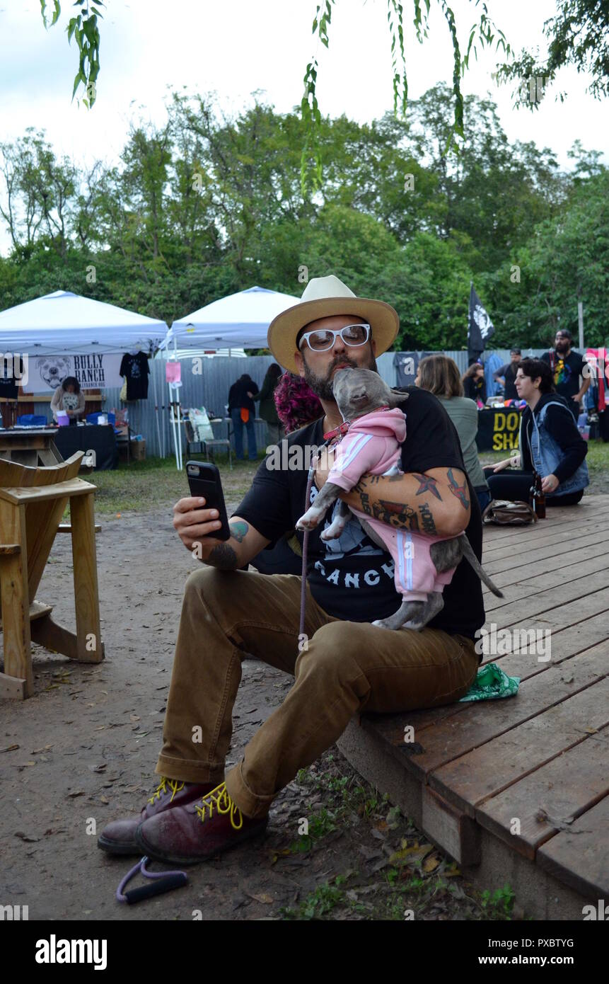 Austin, TX, Stati Uniti d'America. Xx oct, 2018. Paolo e il cookie di condividere un selfie al Little Darlin'. La Austin capelli facciali Club e il piccolo Darlin' alleata a mettere su il quinto annuale cane di barba e baffi la concorrenza per aumentare i finanziamenti e la consapevolezza per il bullo Ranch, un rifugio per pit bull e pit bull cani di tipo dove possono ricevere la riabilitazione, formazione e diventa infine valutati i membri di un amorevole famiglia per sempre. Credito: Glenn Ruthven/Alamy Live News Foto Stock
