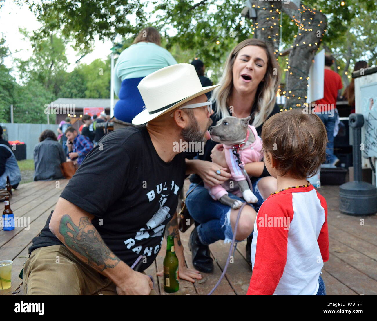 Austin, TX, Stati Uniti d'America. Xx oct, 2018. Cookie e Paolo intrattenere il suo popolo al Little Darlin'. La Austin capelli facciali Club e il piccolo Darlin' alleata a mettere su il quinto annuale cane di barba e baffi la concorrenza per aumentare i finanziamenti e la consapevolezza per il bullo Ranch, un rifugio per pit bull e pit bull cani di tipo dove possono ricevere la riabilitazione, formazione e diventa infine valutati i membri di un amorevole famiglia per sempre. Credito: Glenn Ruthven/Alamy Live News Foto Stock