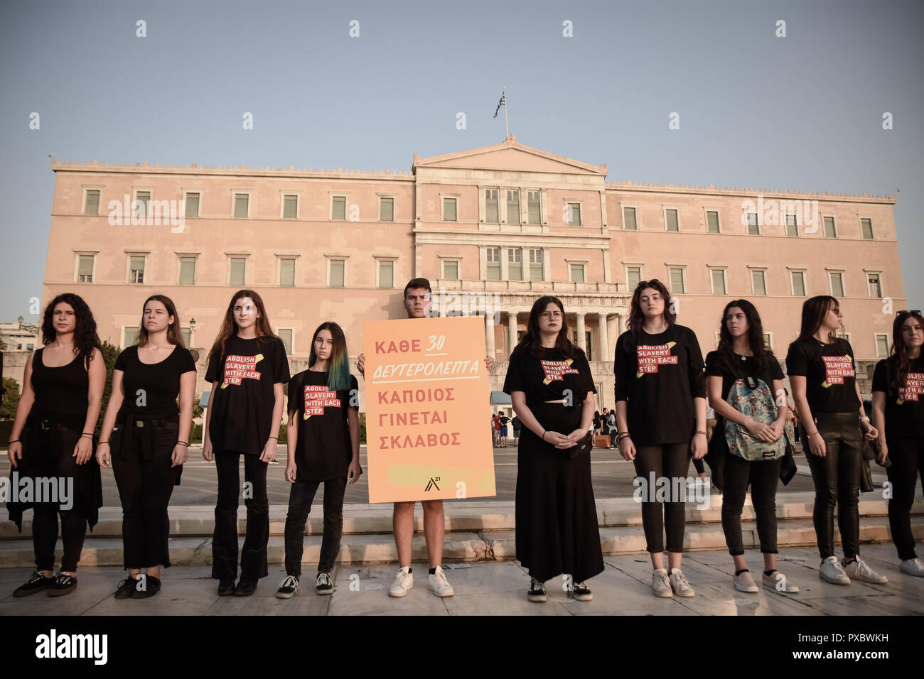 Atene, Grecia. Xx oct, 2018. I partecipanti hanno visto in piedi di fronte alla Parliamentduring greco il 5° a piedi per la libertà 2018 ad Atene, un evento che si propone di diffondere la consapevolezza circa il traffico di esseri umani e di far sapere alla gente che esiste ancora la schiavitù. Credito: SOPA Immagini limitata/Alamy Live News Foto Stock