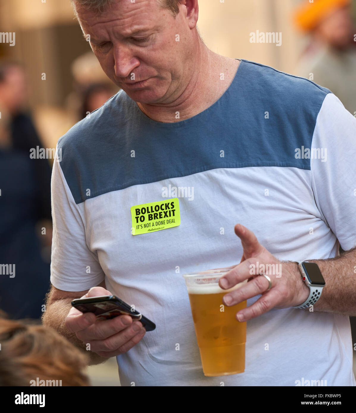 Londra, Regno Unito. Xx oct, 2018. Targhetta con i detenuti da un anti-Brexit dimostratore nel marzo sabato 20 ottobre 2018 a Londra per protestare contro il Regno Unito a lasciare l'UE. Credito: Michael Foley/Alamy Live News Foto Stock