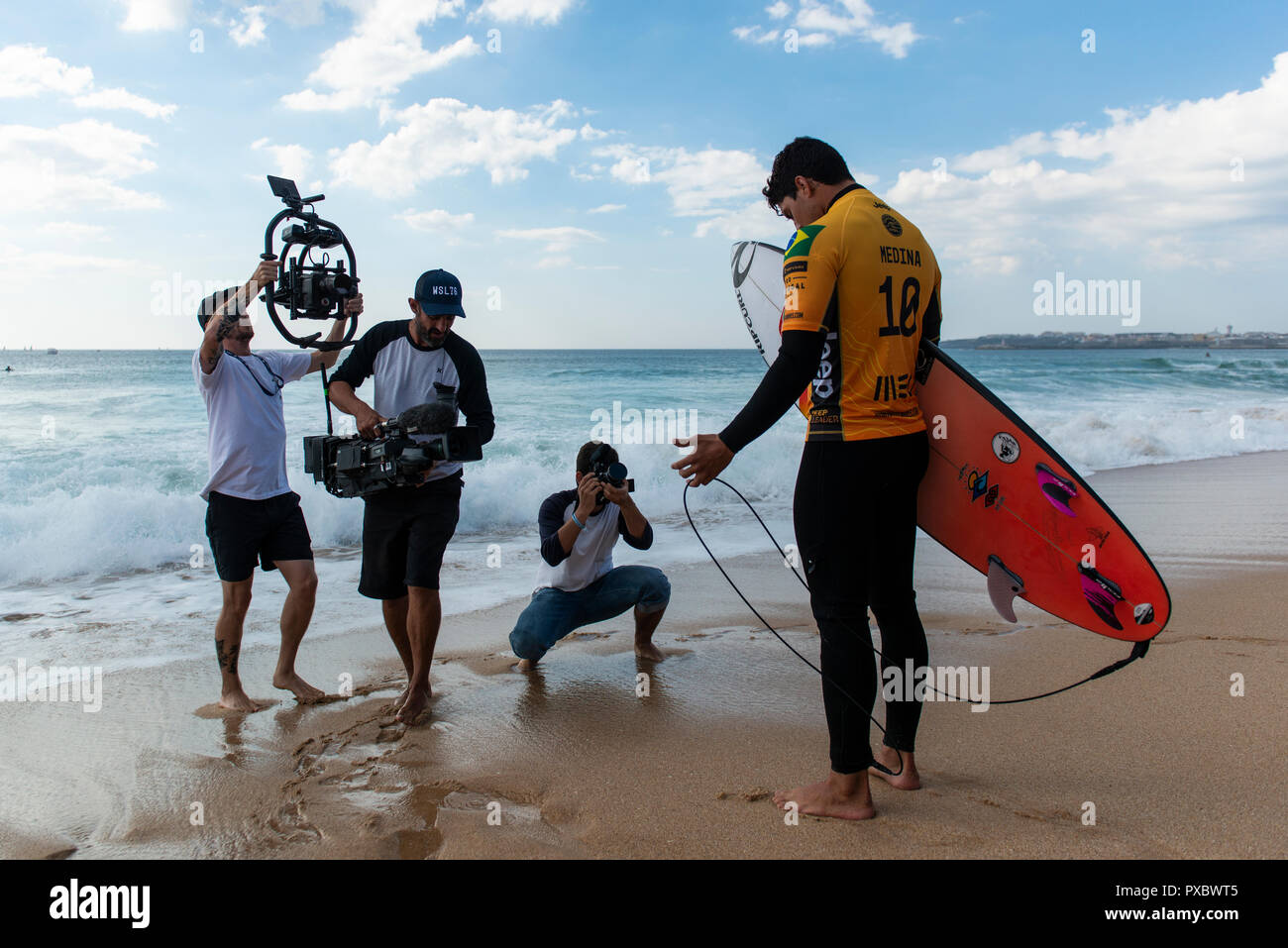 Gabriel Medina (BRA) è visto la preparazione per entrare in acqua a Supertubos Beach, Peniche. Surfista brasiliano Italo Ferreira ha vinto il palcoscenico portoghese del mondo Surf League, MEO Rio Curl Pro, svoltasi a Peniche. Ferreira ha sconfitto il francese Joan Duru in finale dopo aver battuto il connazionale Gabriel Medina in semifinale. Ora tutte le attenzione va a Havaii, la fase finale che deciderà il prossimo mondiale campione del surf. Foto Stock