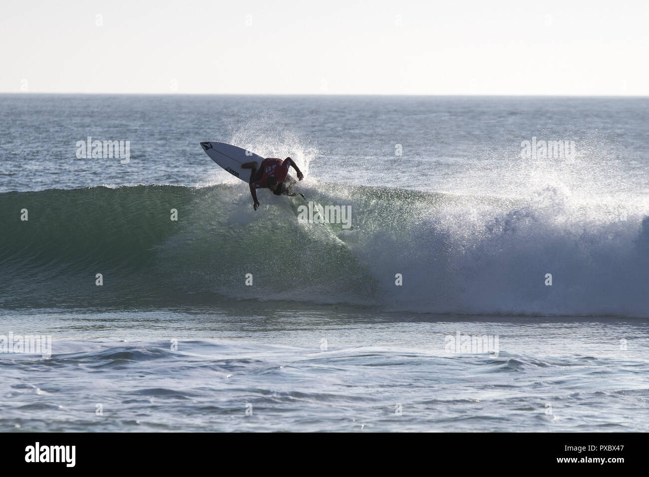 Peniche, Portogallo. Xx oct, 2018. Joan Duru (FRA) è visto a cavallo di un onda alla spiaggia Supertubos, Peniche.brasiliano surfer Italo Ferreira ha vinto il palcoscenico portoghese del mondo Surf League, MEO Rio Curl Pro, svoltasi a Peniche. Ferreira ha sconfitto il francese Joan Duru in finale dopo aver battuto il connazionale Gabriel Medina in semifinale. Ora tutte le attenzione va a Havaii, la fase finale che deciderà il prossimo mondiale campione del surf. Credito: Hugo Amaral SOPA/images/ZUMA filo/Alamy Live News Foto Stock