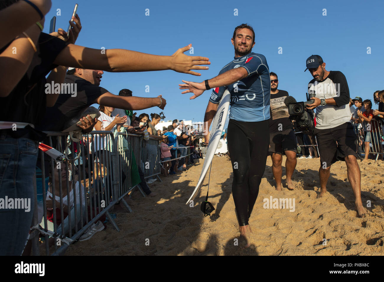 Peniche, Portogallo. Xx oct, 2018. Joan Duru (FRA) è visto la preparazione per entrare in acqua a Supertubos Beach, Peniche.brasiliano surfer Italo Ferreira ha vinto il palcoscenico portoghese del mondo Surf League, MEO Rio Curl Pro, svoltasi a Peniche. Ferreira ha sconfitto il francese Joan Duru in finale dopo aver battuto il connazionale Gabriel Medina in semifinale. Ora tutte le attenzione va a Havaii, la fase finale che deciderà il prossimo mondiale campione del surf. Credito: Hugo Amaral SOPA/images/ZUMA filo/Alamy Live News Foto Stock