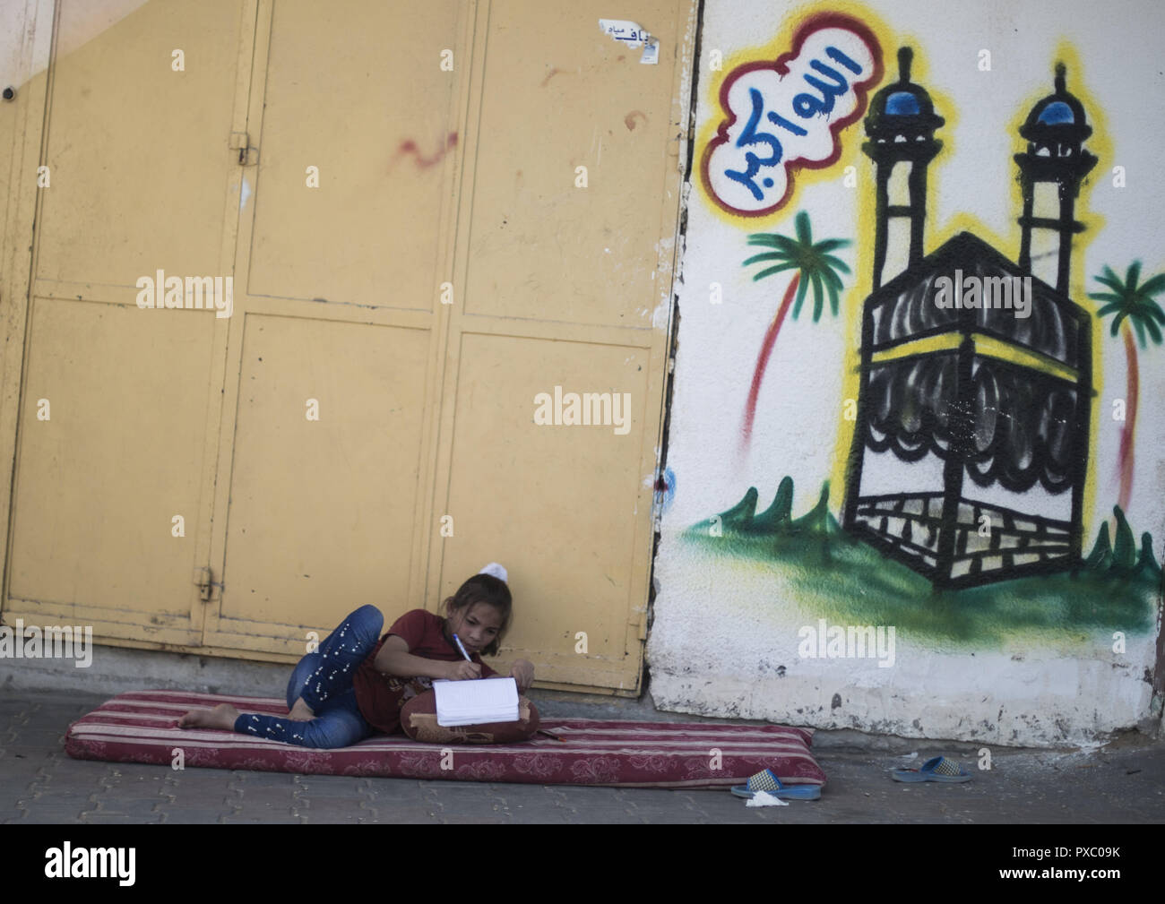 La città di Gaza, la striscia di Gaza, la Palestina. Xx oct, 2018. I rifugiati palestinesi sedersi al di fuori della loro casa temporanea nella città di Beit Lahiya nel nord della Striscia di Gaza. Palestinesi soffrono di un elevato tasso di disoccupazione e la carenza di lavoro nella Striscia di Gaza. Un numero crescente di famiglie si trovano ad affrontare la povertà dopo la perdita del lavoro durante gli ultimi dieci anni di embargo di Gaza e tre guerre israeliana nella Striscia di Gaza. Credito: Mahmoud Issa/Quds Net News/ZUMA filo/Alamy Live News Foto Stock