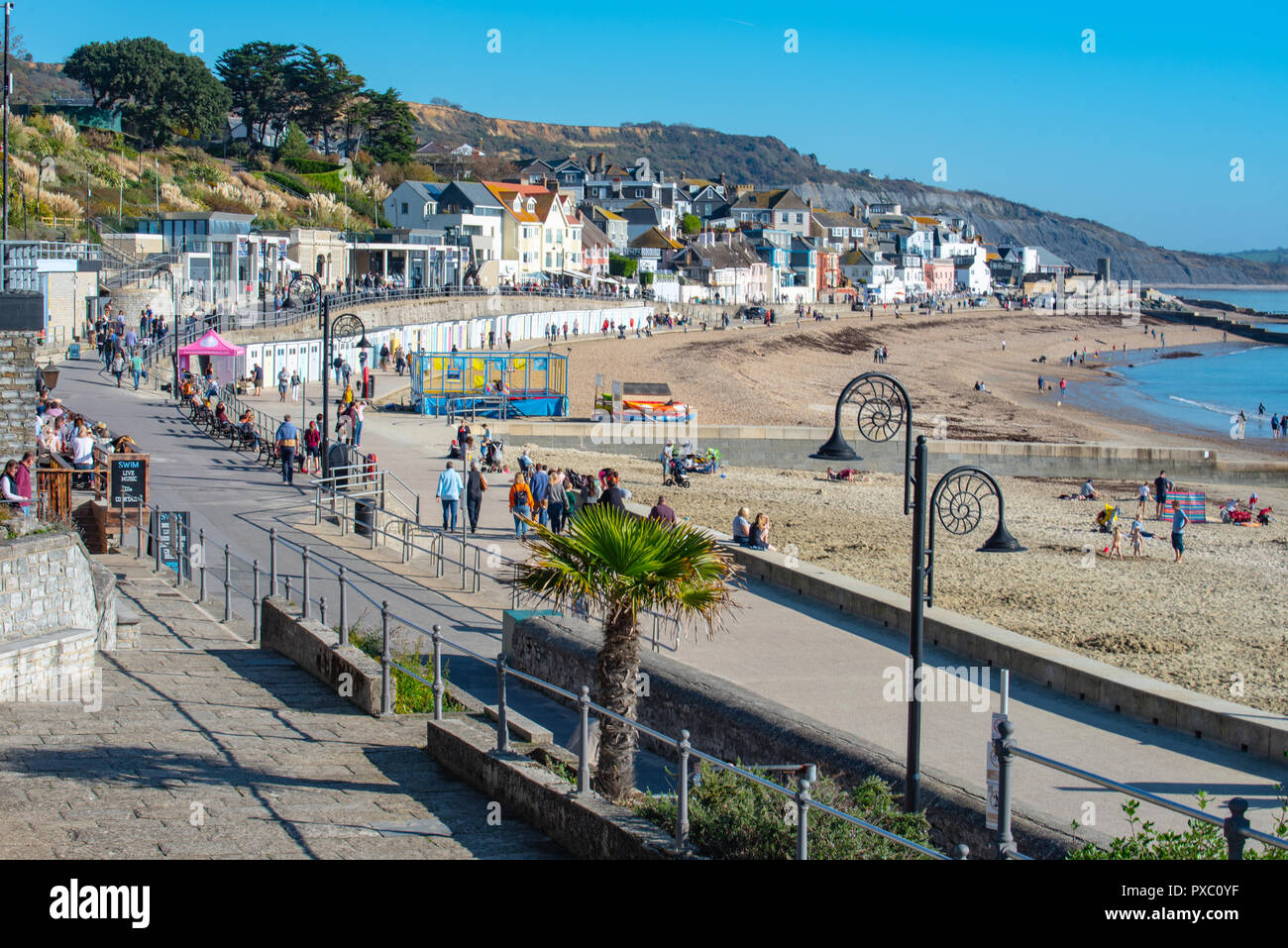 Lyme Regis, Dorset, Regno Unito. Il 21 ottobre 2018. Regno Unito: Meteo weekend caldo sole e cielo azzurro a Lyme Regis. La Gran Bretagna gode di un ultimo weekend di sole prima chilier, condizioni wintery arrivare e temperature cadono più tardi nel corso della settimana. Credito: Celia McMahon/Alamy Live News Foto Stock