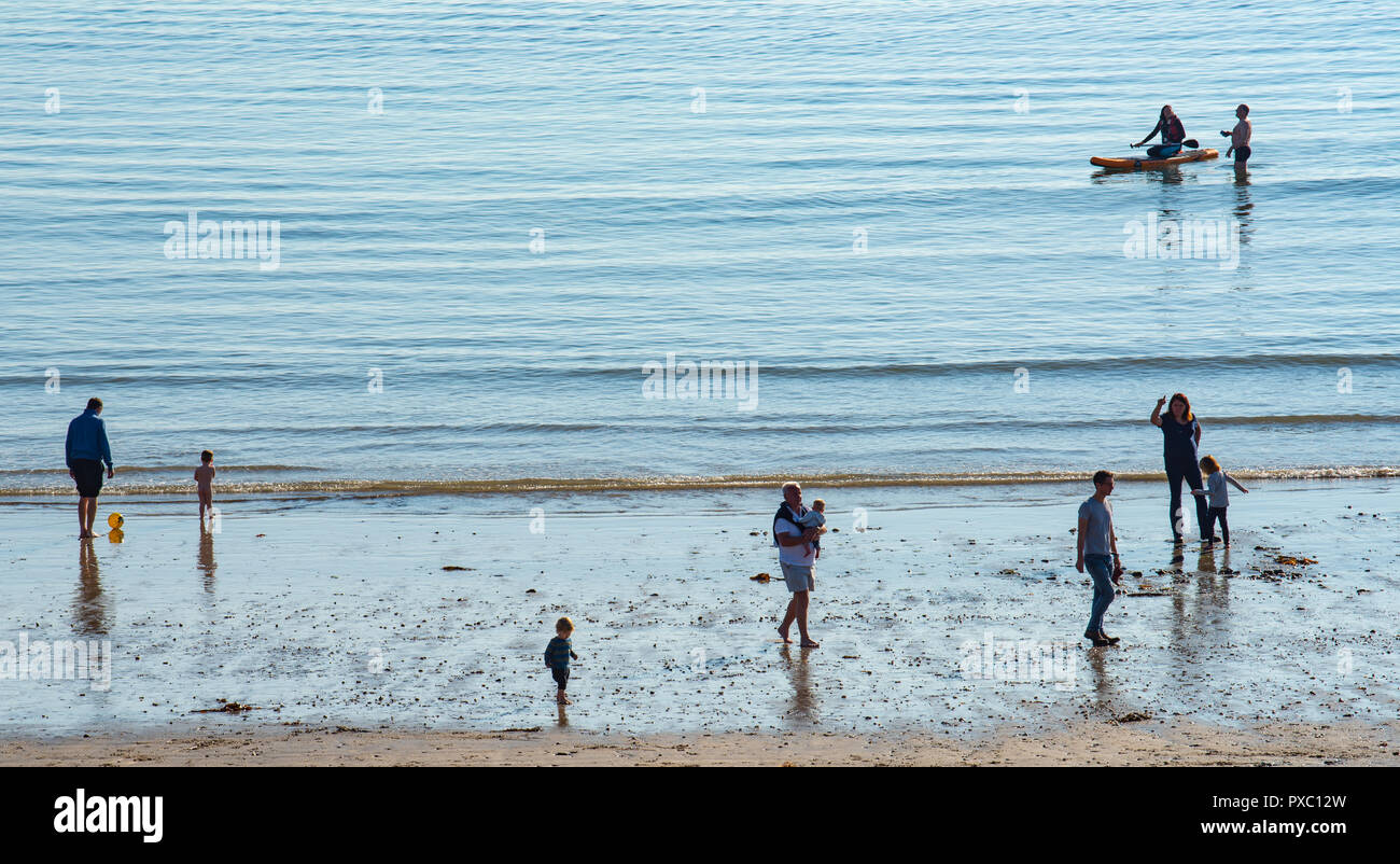 Lyme Regis, Dorset, Regno Unito. Il 21 ottobre 2018. Regno Unito: Meteo persone pagaia in mare scintillanti unseasonably in climi caldi come il resort costiero di Lyme Regis si crogiola nel caldo sole del fine settimana. Credito: Celia McMahon/Alamy Live News Foto Stock