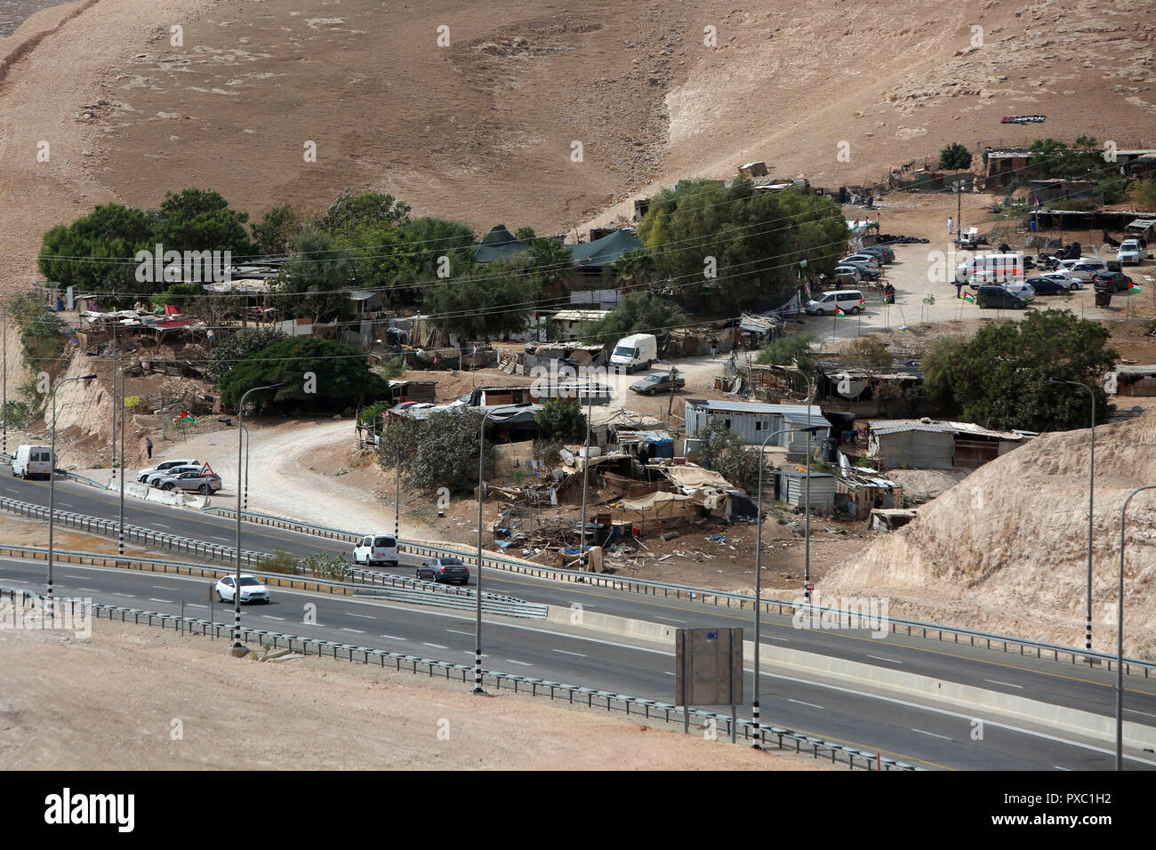 Ottobre 21, 2018 - Khan Al-Ahmar, West Bank, Territorio palestinese - una vista generale mostra la parte principale della palestinese villaggio beduino di Khan al-Ahmar, nei territori occupati della Cisgiordania, il 21 ottobre, 2018. Il Primo Ministro israeliano Benjamin Netanyahu ha congelato i piani per demolire un strategicamente situato villaggio beduino nella West Bank occupata che ha attirato l'attenzione di tutto il mondo, il suo ufficio di detto credito: Shadi Hatem APA/images/ZUMA filo/Alamy Live News Foto Stock