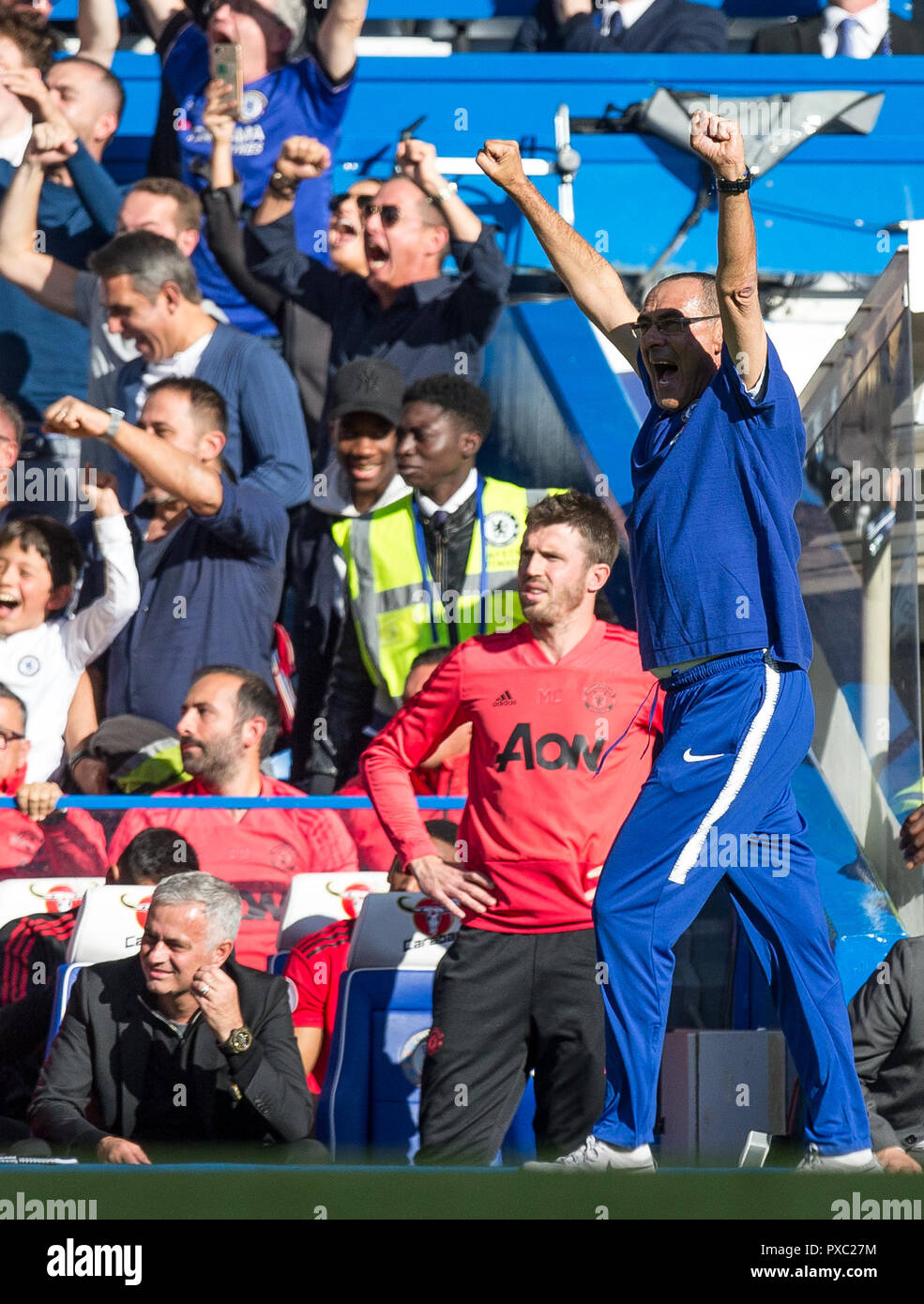 Londra, Regno Unito. 20 ott 2018. Londra, Regno Unito. 20 ott 2018. Chelsea manager Maurizio SARRI celebra il suo lato last minute meta davanti a JosŽ Mourinho Manager del Man Utd durante il match di Premier League tra Chelsea e Manchester United a Stamford Bridge, Londra, Inghilterra il 20 ottobre 2018. **Solo uso editoriale** - Foto di Andy Rowland / Prime immagini multimediali. Credito: Andrew Rowland/Alamy Live News Credito: Andrew Rowland/Alamy Live News Foto Stock