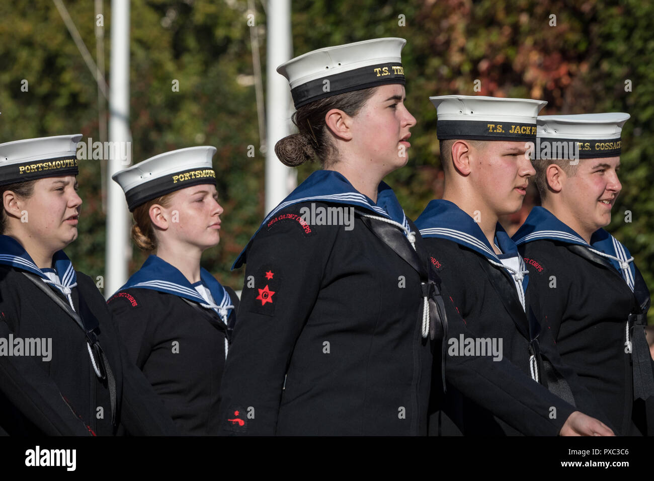 Londra, Regno Unito. 21 ott 2018. Cadetti di mare preparati a marzo sulla relazione annuale di Trafalgar Day Parade di sfilata delle Guardie a Cavallo. Credito: Guy Corbishley/Alamy Live News Foto Stock