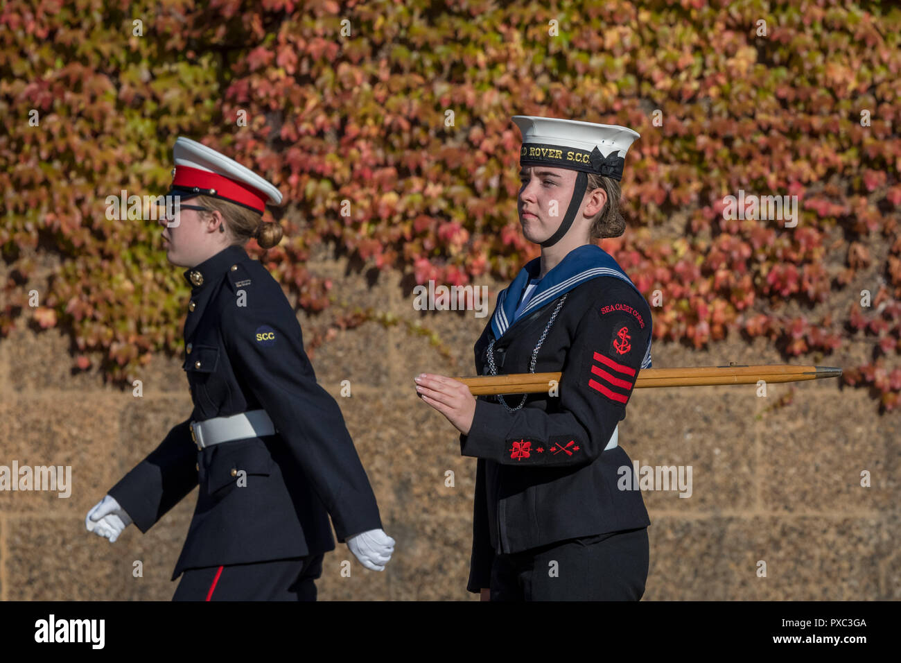 Londra, Regno Unito. 21 ott 2018. Cadetti di mare preparati a marzo sulla relazione annuale di Trafalgar Day Parade di sfilata delle Guardie a Cavallo. Credito: Guy Corbishley/Alamy Live News Foto Stock