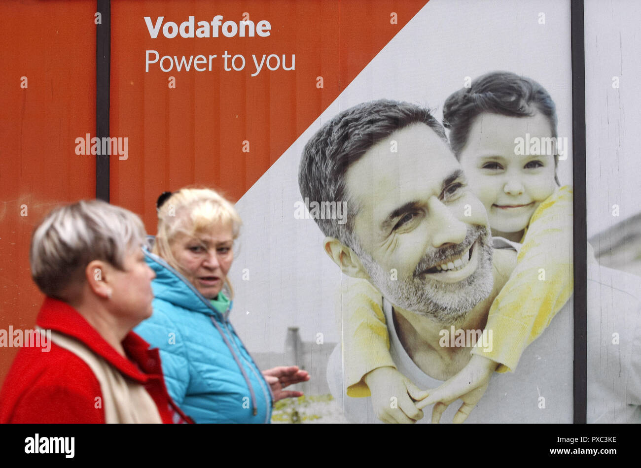 Kiev Kiev, Ucraina. Xx oct, 2018. La gente si vede camminare davanti a Vodafone banner pubblicitario a Kiev in Ucraina. Credito: Pavlo Gonchar SOPA/images/ZUMA filo/Alamy Live News Foto Stock