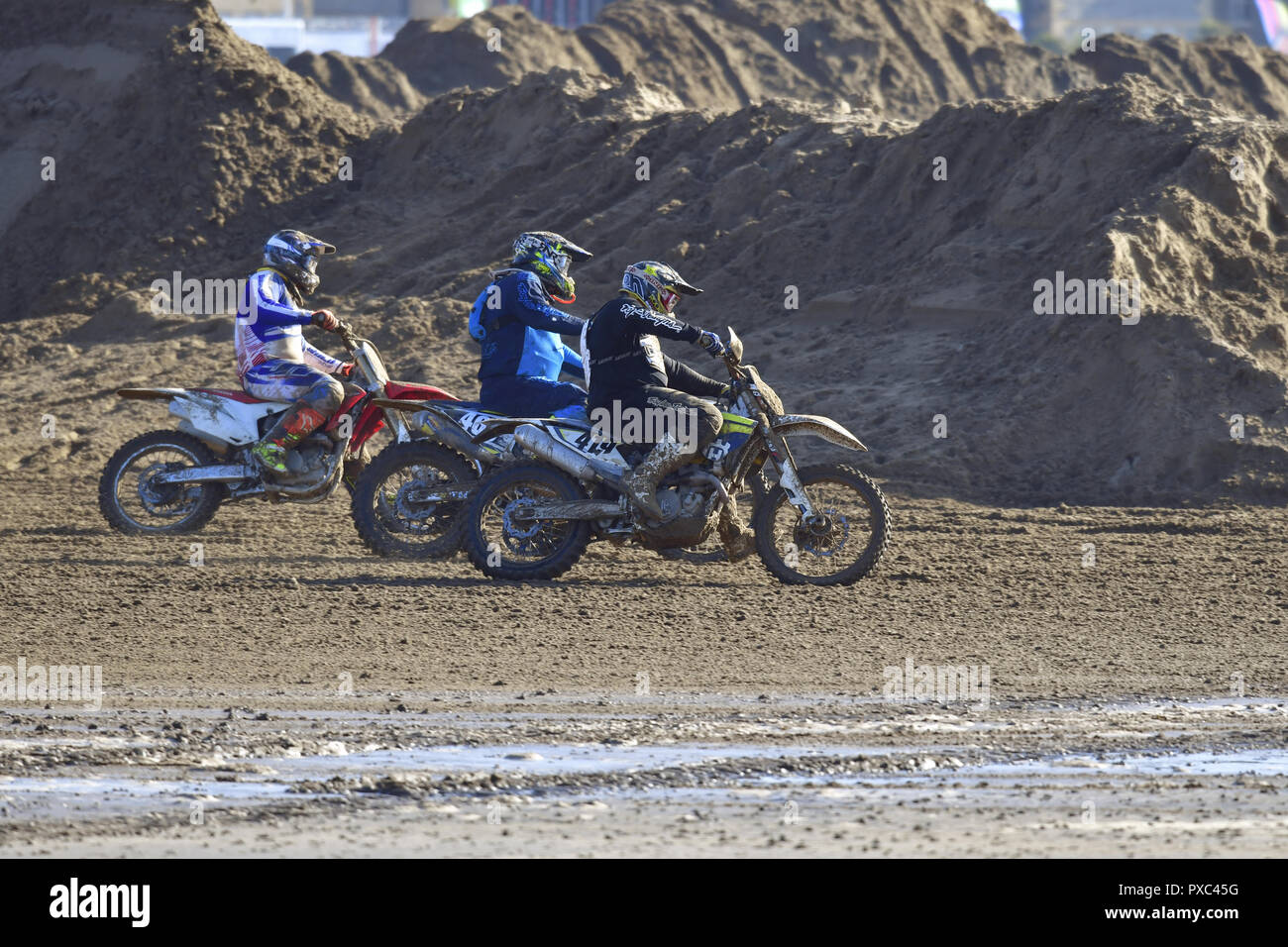 Weston Super Mare, Regno Unito. 21 ott 2018. Il Regno Unito il più grande bike race sul fronte mare a Weston Super Mare. Montagne di sabbia sono rivolti in una gara combattuta via lungo il fronte mare e all'indietro oltre la linea di partenza e una di arrivo. Quest anno la trentaseiesima anno la manifestazione è stata andando. Migliaia di visitatori assend per guardare un veloce e furioso gara. Robert Timoney/ive/News. Credito: Robert Timoney/Alamy Live News Foto Stock