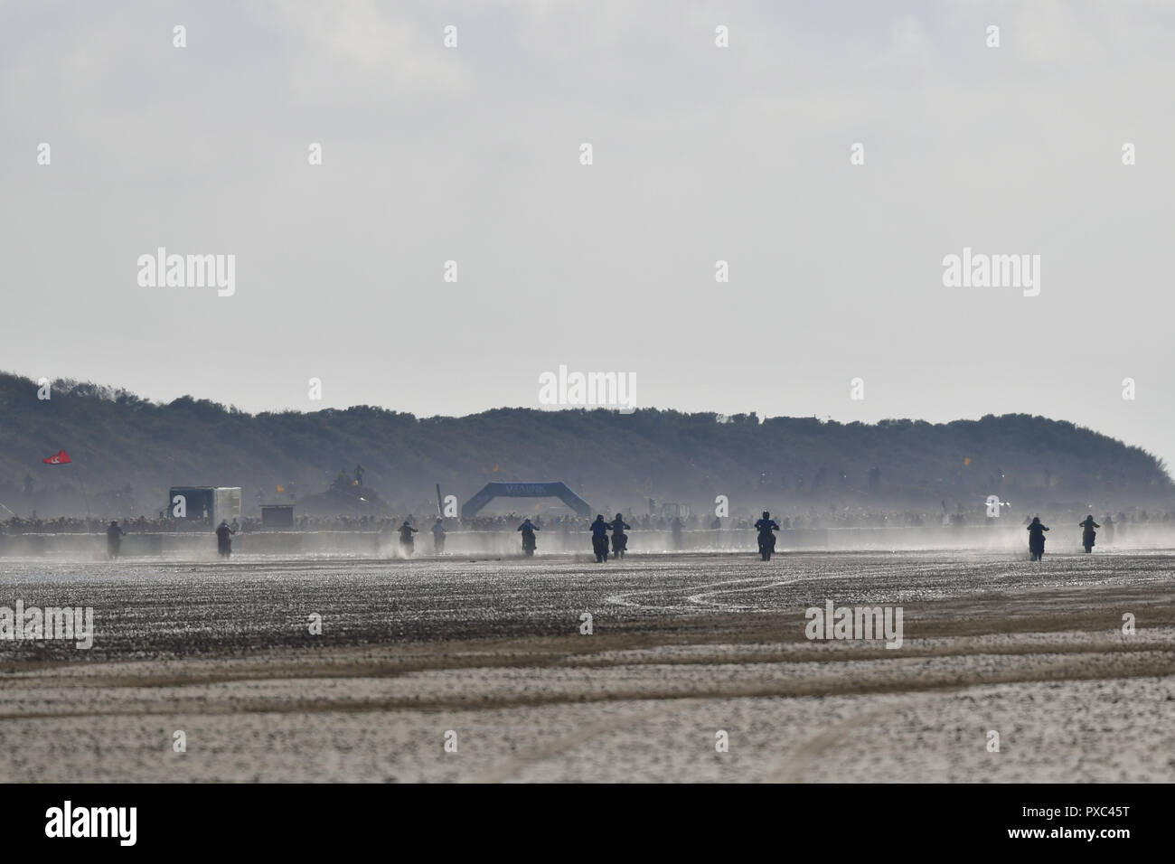 Weston Super Mare, Regno Unito. 21 ott 2018. Il Regno Unito il più grande bike race sul fronte mare a Weston Super Mare. Montagne di sabbia sono rivolti in una gara combattuta via lungo il fronte mare e all'indietro oltre la linea di partenza e una di arrivo. Quest anno la trentaseiesima anno la manifestazione è stata andando. Migliaia di visitatori assend per guardare un veloce e furioso gara. Robert Timoney/ive/News. Credito: Robert Timoney/Alamy Live News Foto Stock