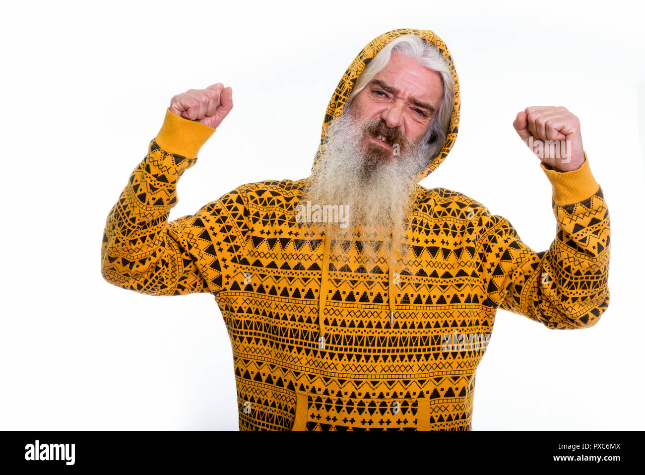 Studio shot di senior uomo barbuto che indossa hoodie flettendo b Foto Stock
