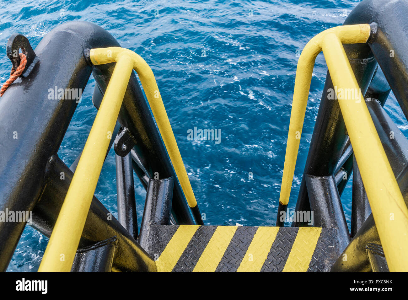 Vista della nave offshore boatlanding - installazione per equipaggio cambia Foto Stock