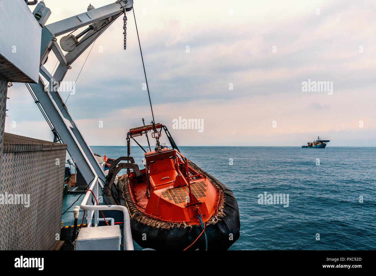 Scialuppa di salvataggio o FRC barca di salvataggio in nave in mare nave dsv è su sfondo Foto Stock