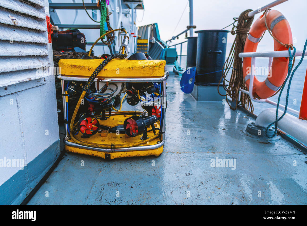 Ad azionamento remoto veicolo mini ROV sul ponte della nave in mare aperto Foto Stock