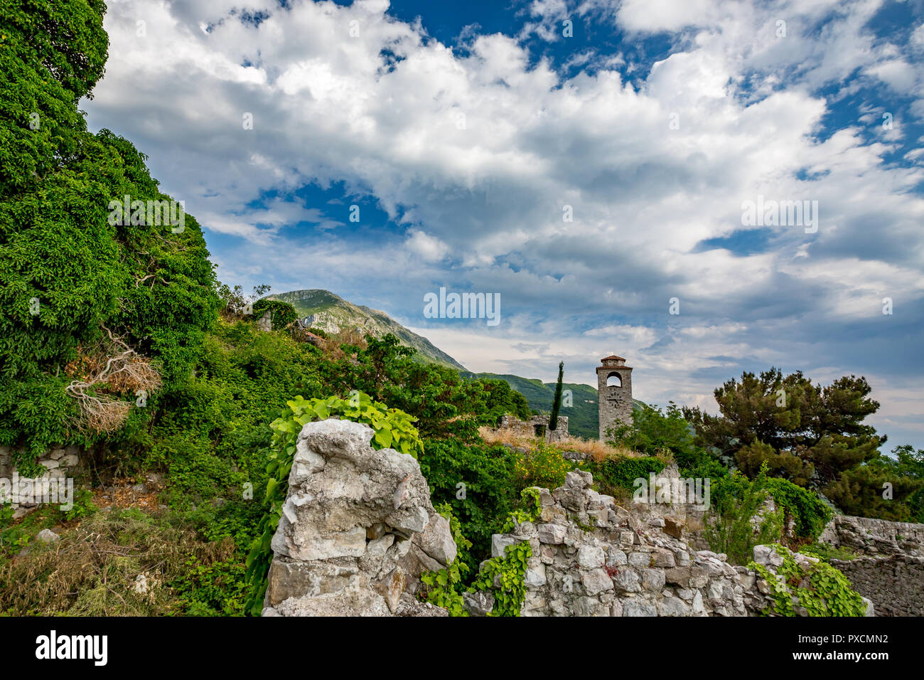 Paesaggio primaverile delle rovine di Stari Bar antica fortezza, camminando su arch modo rovinato torre di difesa, nella città medievale di Bar in Montenegr Foto Stock