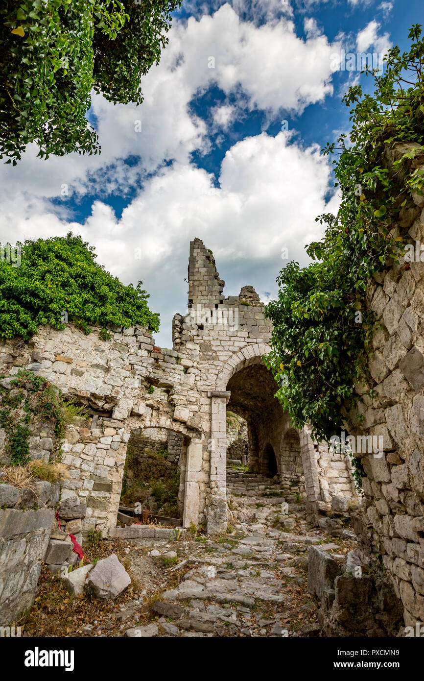 Paesaggio primaverile delle rovine di Stari Bar antica fortezza, camminando su arch modo rovinato torre di difesa, nella città medievale di Bar in Montenegr Foto Stock