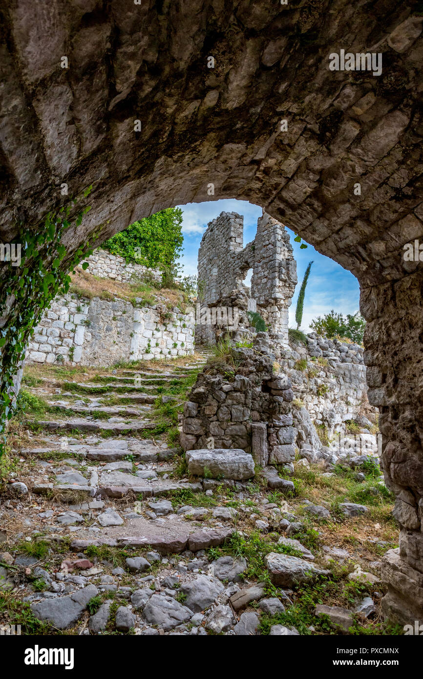 Paesaggio primaverile delle rovine di Stari Bar antica fortezza, camminando su arch modo rovinato torre di difesa, nella città medievale di Bar in Montenegr Foto Stock